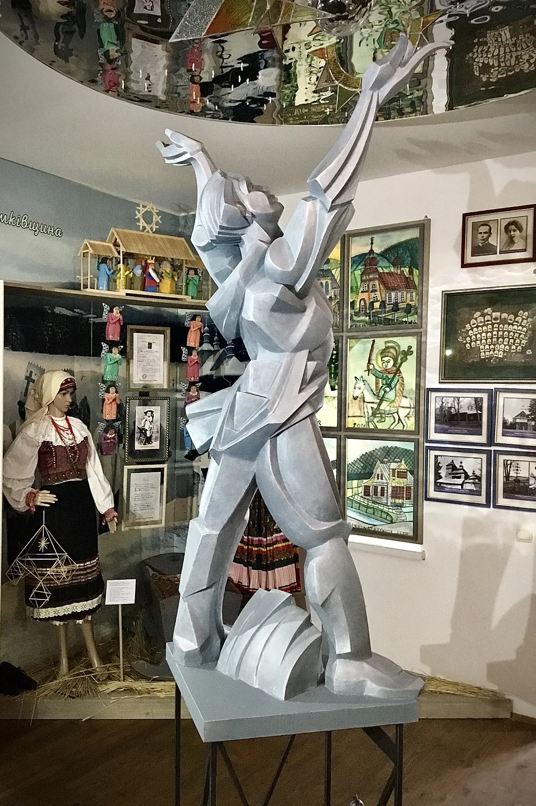 Obraz Allegoryczna postać postaci BOGDANA IGORA ANTONICZA autorstwa Roman Kykta, rozmiar: 1480/800/500 мм, wykonany z Gips odcieniony, medium Rzeźba Wystawa plastyczna, z Muzeum-dworek Antoniczów w miejscowości Bortiatyn, obwód lwowski. Zdjęcie 5 z 7.