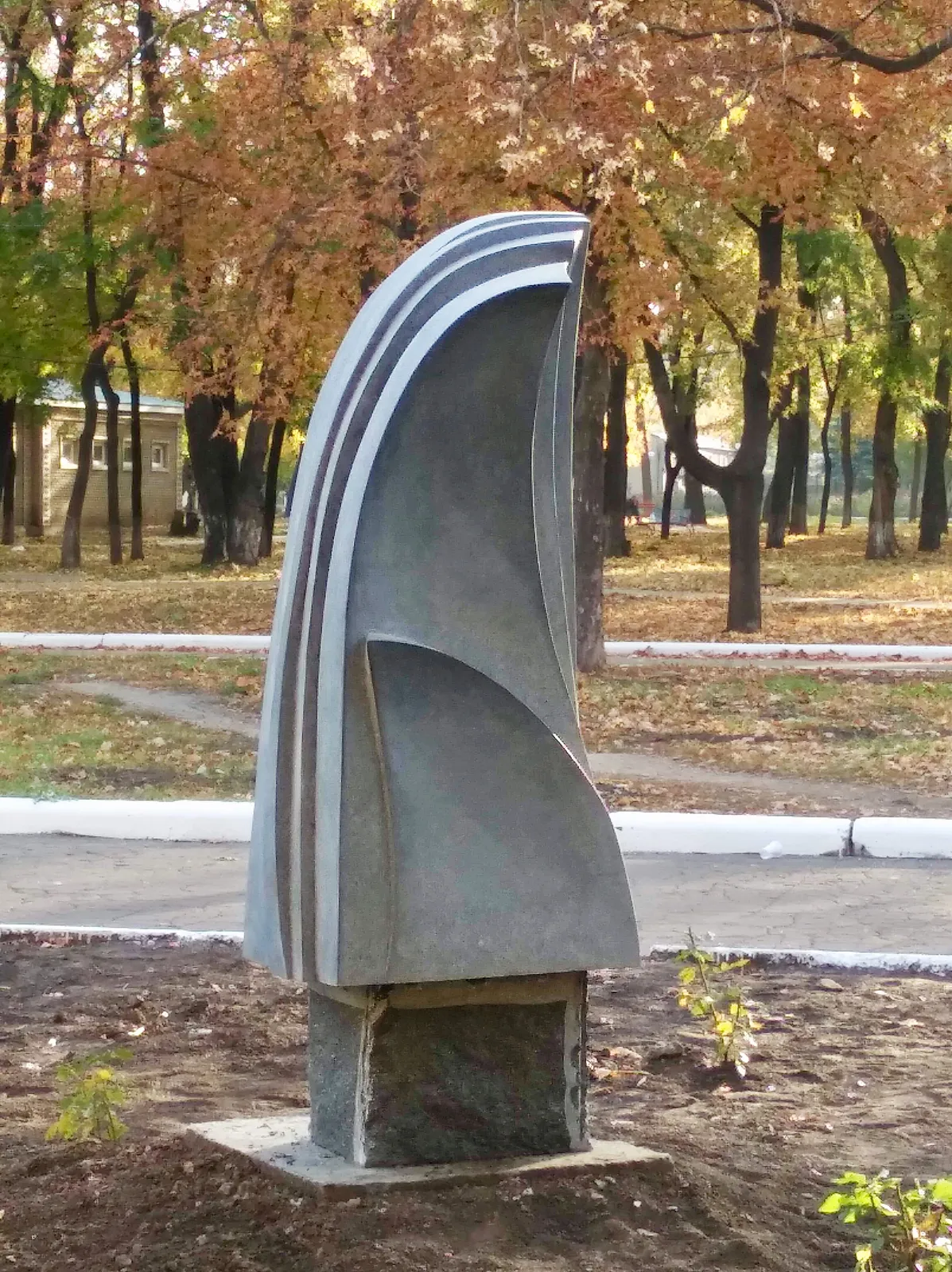 Зображення "РИТМИ ЗМІН" від Роман Кикта, розмір: 1850/900/800 мм, матеріали: Габро, медіум: Скульптура Симпозіуми, місто: м. Покровськ, Донецька обл. Фото 2 з 5.