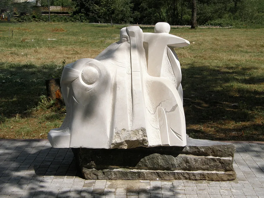 Зображення "АЛЕГОРІЯ МІСТА ХУСТ" від Роман Кикта, розмір: 1500/1500/1000 мм, матеріали: Мармуровидний травертин, медіум: Скульптура Симпозіуми, місто: м. Хуст, Закарпатська обл. 