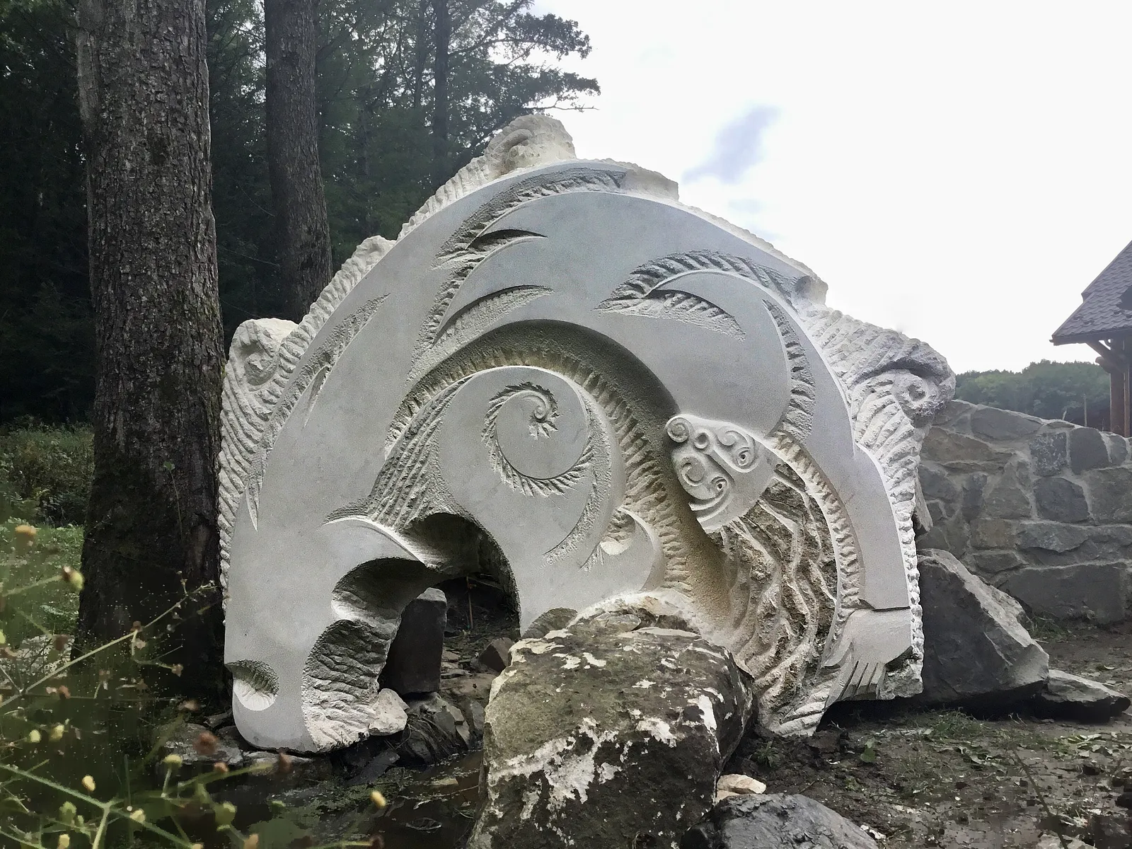 Obraz Ten, co tamy zrywa autorstwa Roman Kykta, rozmiar: 2000/2300/550 мм, wykonany z Wapno, medium Rzeźba Sympozjum, z s. Volia Jakubowa, obwód lwowski.