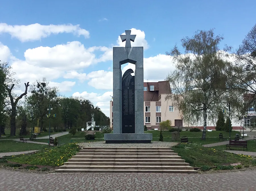 Obraz Stela poległym wojownikom "WALCZĄCYM O WOLNOŚĆ UKRAINY" autorstwa Roman Kykta, rozmiar: 6500/3000/2000 мм, wykonany z Kamień granitowy, gabro, medium Rzeźba Pomniki, z s. Obroshino, obwód lwowski.