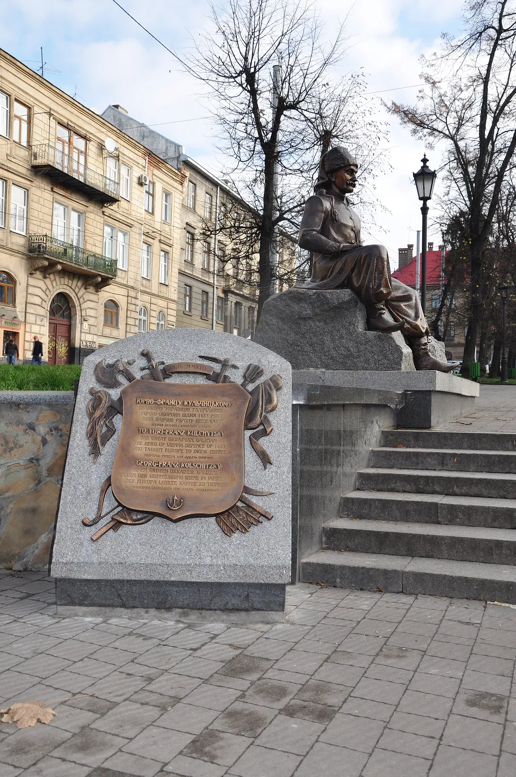 Obraz Pomnik "JURIJOWI-FRANCISZKOWI KULCZYCKIEMU" autorstwa Roman Kykta, wykonany z Brąz, gabro, medium Rzeźba Pomniki, z pl. Daniela Halickiego, Lviv Zdjęcie 3 z 6.