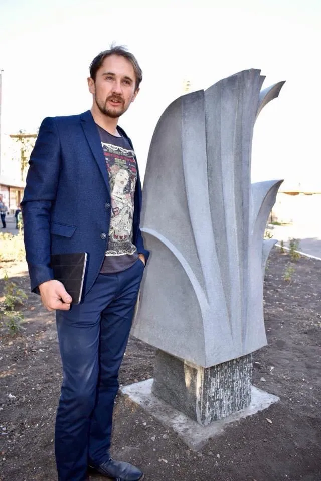 Зображення "РИТМИ ЗМІН" від Роман Кикта, розмір: 1850/900/800 мм, матеріали: Габро, медіум: Скульптура Симпозіуми, місто: м. Покровськ, Донецька обл. Фото 5 з 5.