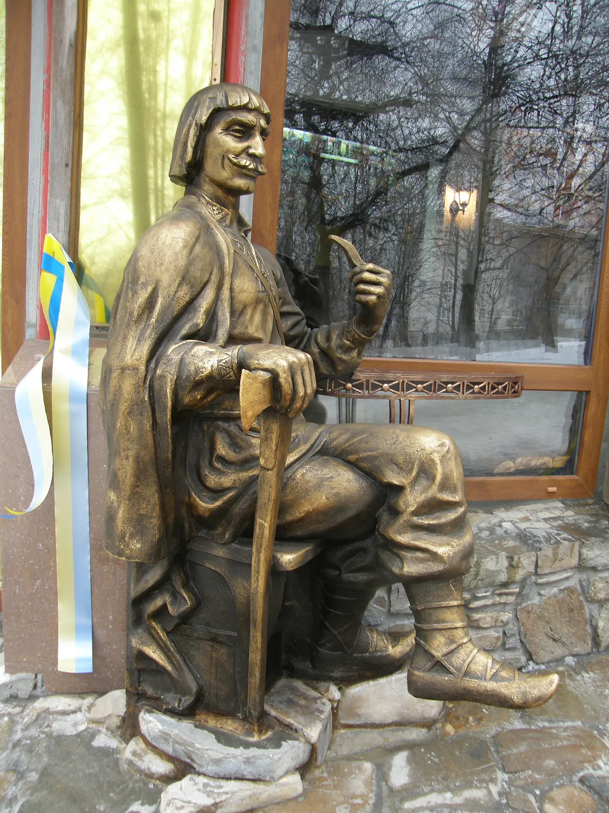 Obraz Pomnik "BOJKO" autorstwa Roman Kykta, rozmiar: 1500/1000/900 мм, wykonany z Beton barwiony, medium Rzeźba Pomniki, z miasto Truskawiec, obwód lwowski, ul. W. Iwasiuka 13, kawiarnia „13 krzeseł” Zdjęcie 4 z 4.