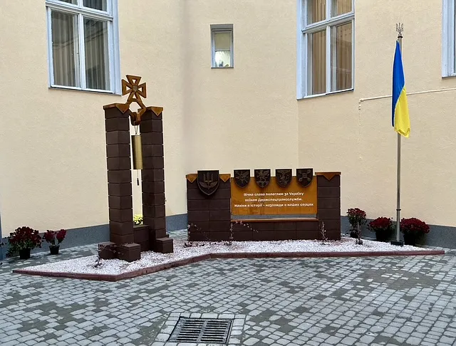 Зображення "Меморіал пам'яті полеглим воїнам Державної Спеціальної Служби Транспорту" від Роман Кикта, матеріали: Штучний камінь, кортен, медіум: Скульптура Пам'ятники , місто: Львів