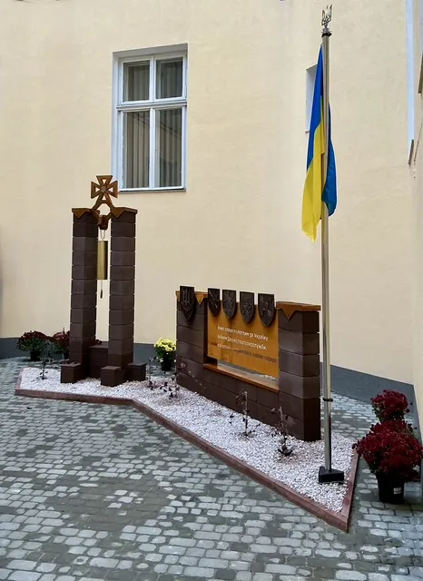 Image of Memorial to the Fallen Soldiers of the State Special Transport Service by Roman Kykta, made of Artificial stone, corten steel, Sculpture Monuments medium, from Львів Photo 2 of 9.